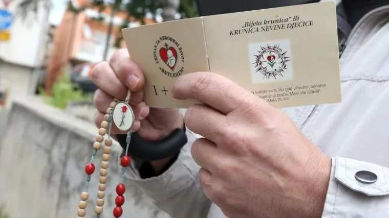 Skrivena kamera otkriva što zapravo misle molitelji protiv abortusa