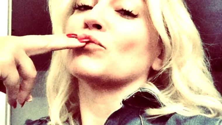 Nina Badrić prošetala u kratkoj haljinici i pokazala savršene noge