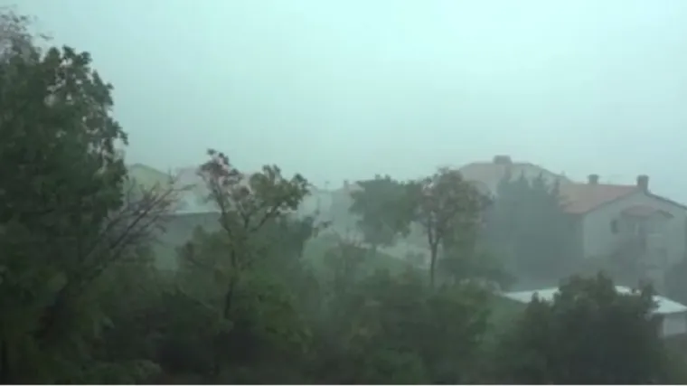 Vjetar čupao stabla, obilna ki&scaron;a uzrokovala blatnjave bujice