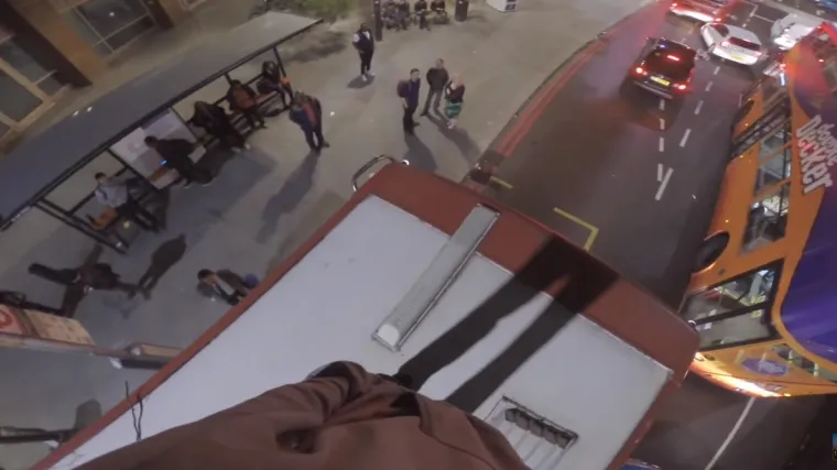 Bus surfer napadnut zbog vožnje na krovu londonskog double-deckera