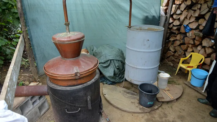 Sezona pečenja rakije je na vrhuncu, ali možda je i posljednja za  proizvođače &scaron;ljivovice