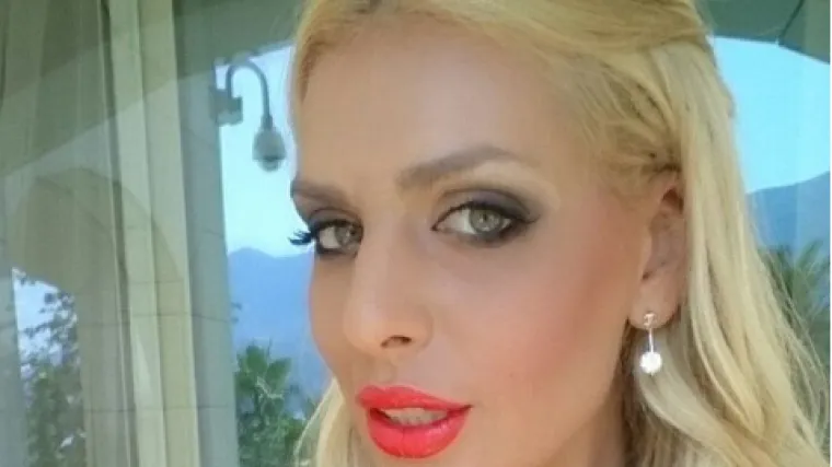 Ava je u totalno prozirnoj haljinici i bez grudnjaka spremna za ljubav