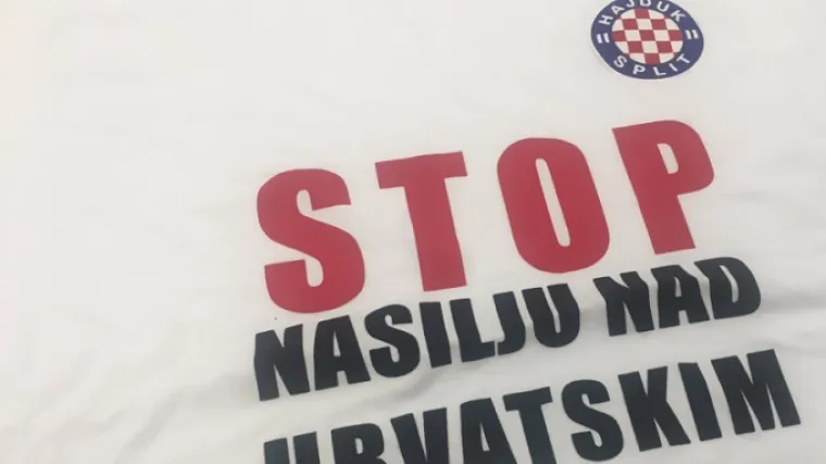 Pogledajte u kakvim su majicama Splićani istrčali na travnjak!