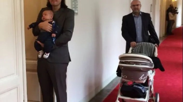 Sinčić hodnicima pro&scaron;etao svog nekoliko mjeseci starog sina