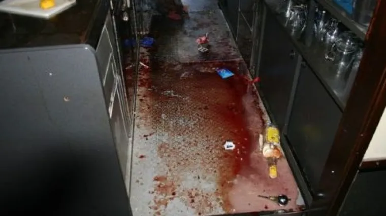 HIV pozitivni mu&scaron;karac opet divljao po Rovinju: razbio bocu o glavu i krhotinama prijetio gostima kafića