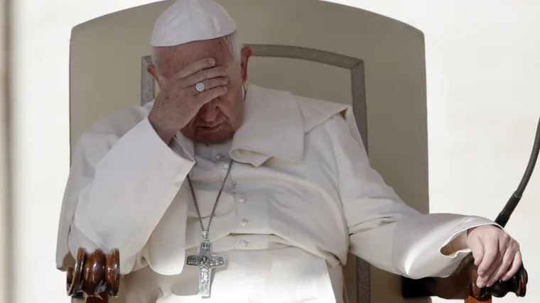 Papa Franjo &scaron;ara po zidu dok mu član &scaron;vicarske garde drži stražu!