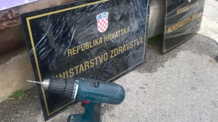 Promijenjena ploča na Ministarstvu zdravstva!