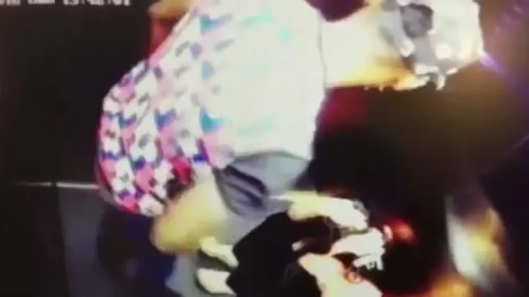 Nogometa&scaron; brutalno istukao djevojku, kamere sve snimile