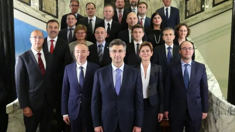 Ovo je prva zajednička fotografija nakon izglasavanja povjerenja