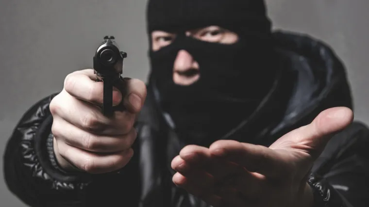 Serijski razbojnik prvo pljačkao plastičnim, a zatim i pravim pi&scaron;toljem: u 20 pljački ukrao 1,3 milijuna kuna