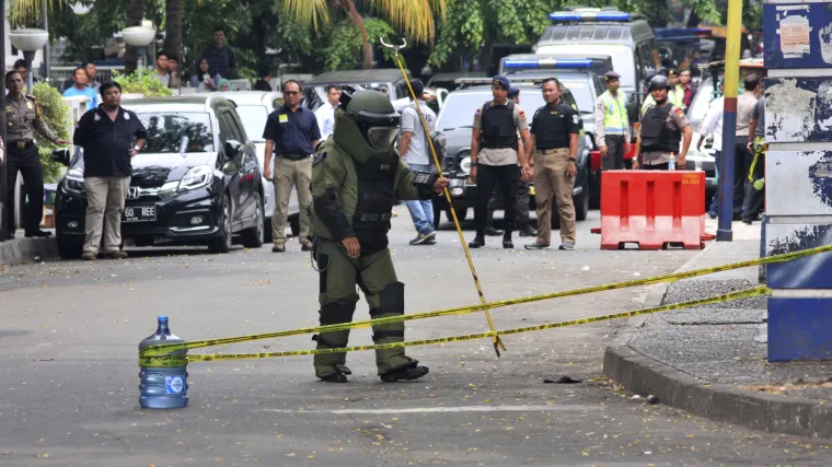 Naoružani mu&scaron;karac sa zastavom ISIL-a napao i ozlijedio trojicu policajaca u Indoneziji