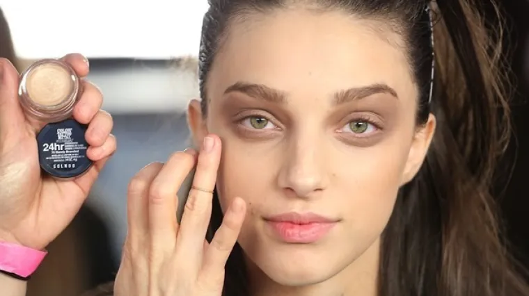 Nećete vjerovati čime ova beauty blogerica uklanja podočnjake