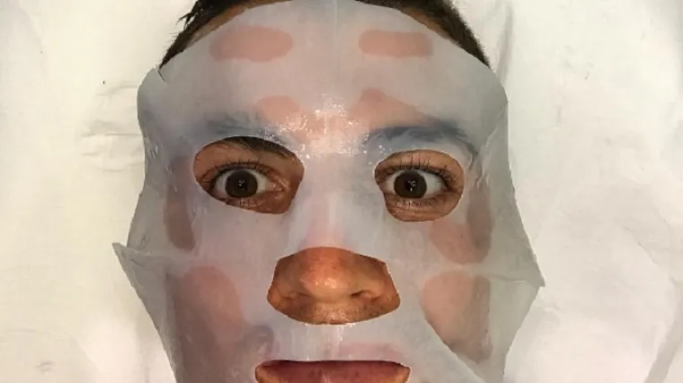 Možete li pogoditi tko se krije iza maske koja je zapalila dru&scaron;tvene mreže?