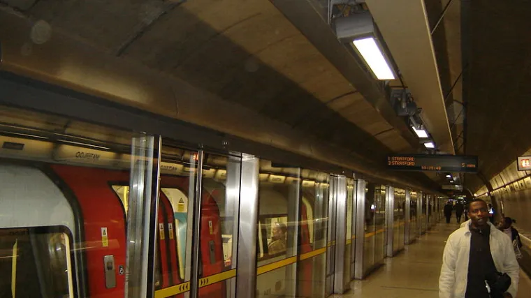 Pronađena sumnjiva naprava u londonskom metrou, policija izvela kontroliranu kepsloziju