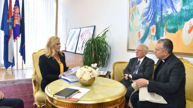 Britanski povjesničar predstavio Kolindi Grabar-Kitarović svoju novu biografiju o Stepincu