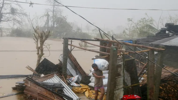 Ubojiti tajfun poharao Filipine i krenuo prema Hong Kongu: najmanje 12 žrtava