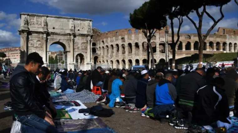 Muslimani prosvjeduju pred Kolosejem u Rimu,