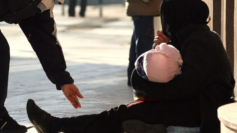 Oduzeli joj petero djece, a sa šestim u rukama i sedmim na putu i dalje prosi na hladnoći