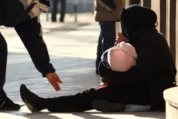 Oduzeli joj petero djece, a sa šestim u rukama i sedmim na putu i dalje prosi na hladnoći