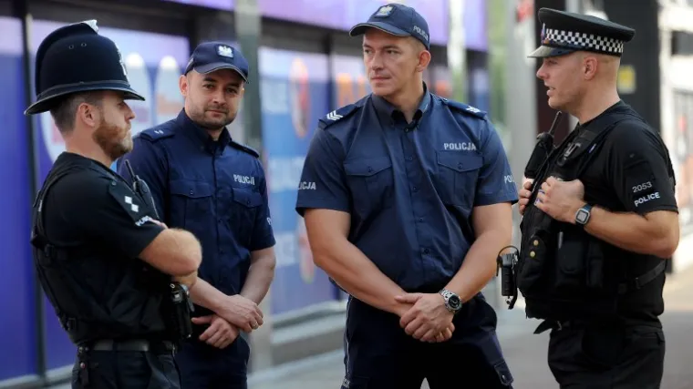 U Londonu uhićen tinejdžer, htio pobiti ljude na koncertu Nickelbacka?