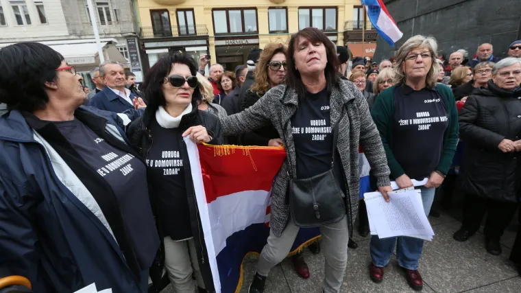 Prosvjed zbog Hasanbegovićeve smjene: na zagrebačkom glavnom trgu se okupilo stotinjak prosvjednika