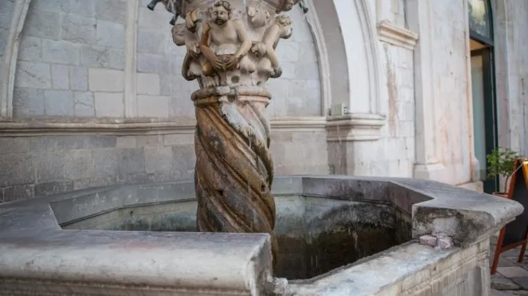 Turist se naslonio na Malu Onofrijevu fontanu i odlomio komad