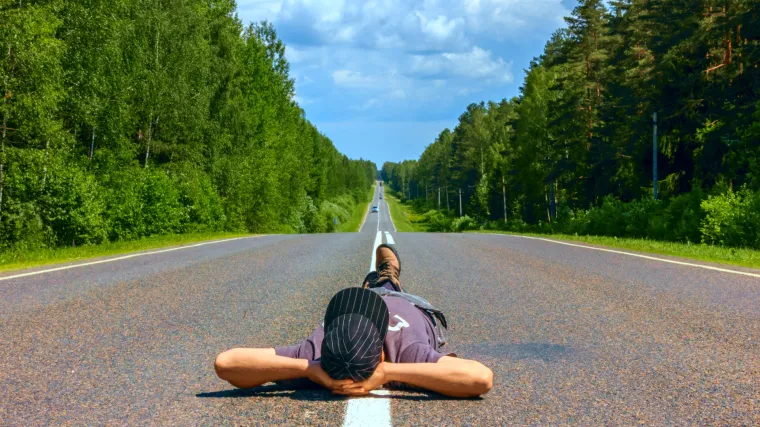 Tinejdžeri u Slavoniji navečer sjede nasred ceste, čekaju da naleti auto pa pobjegnu