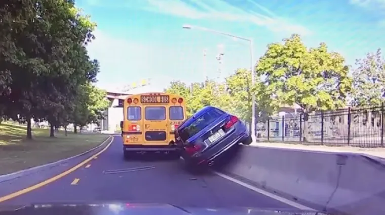 Ne isplati se biti nestrpljiv u vožnji: evo kako se karma momentalno osvetila ovom vozaču