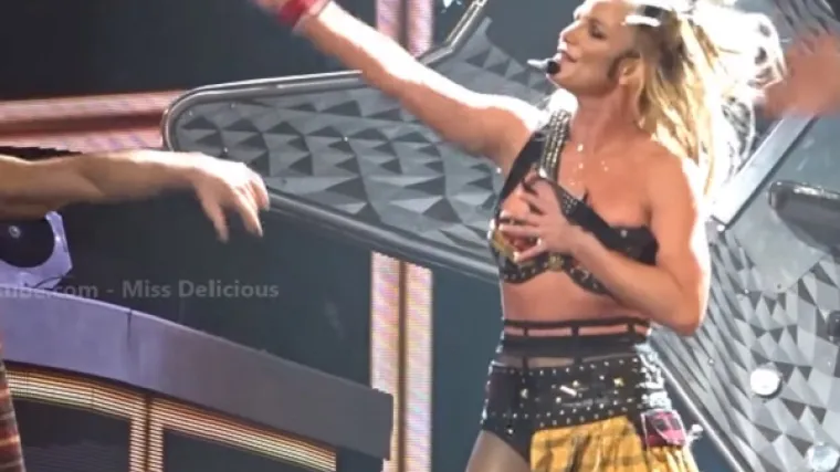 Nesretnoj Britney Spears otkopčao se grudnjak tijekom nastupa