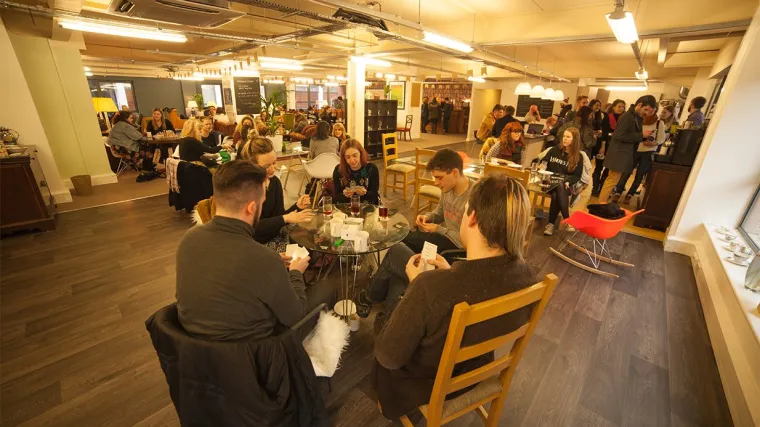 Apsolutno sve u kafiću je besplatno, a na izlasku plaćate samo vrijeme provedeno u njemu