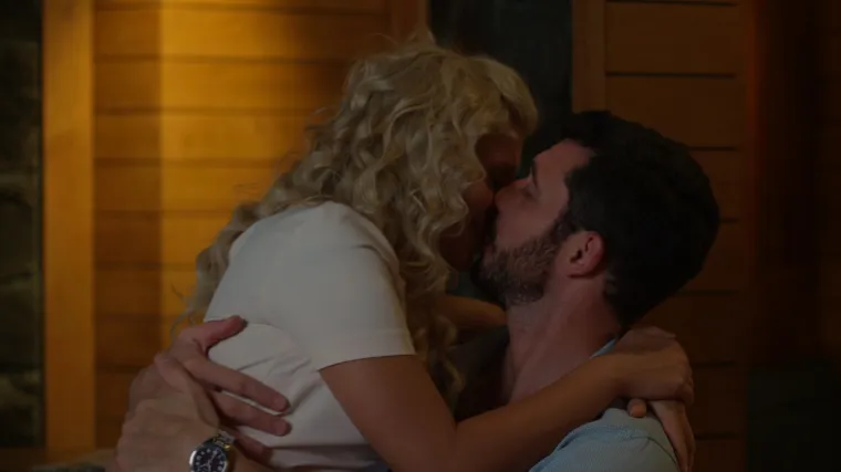 Ana i Petar nakon snimanja prve pjesme provode noć zajedno (Zlatni dvori)