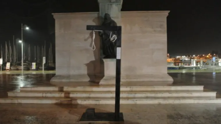 Biste antifa&scaron;ista prekrivene platnom, a ispred njih postavljeno crno vje&scaron;alo