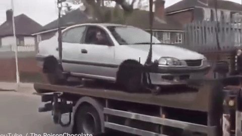 Poku&scaron;ao je pobjeći s pauka automobilom koji je već bio vezan