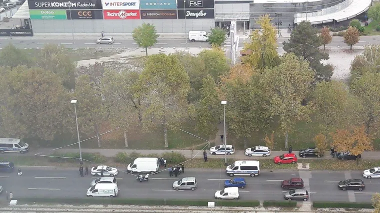 Nakon potjere zaustavljen bijeli kombi, sumnja se da je povezan s oružanom pljačkom