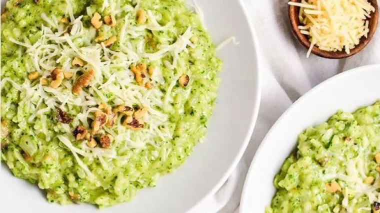 Brzinski ručak: Zeleni rižoto s pestom, slaninom i orasima