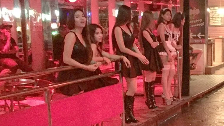 Tajlandska ulica s prostitutkama ponovno 'proradila' nakon smrti kralja: u čast njemu, 'radnice' nose crno