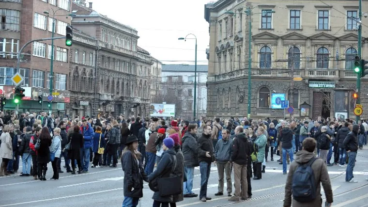 'Zbogom lažljive nju&scaron;ke s predizbornih plakata, bezumna mafijo koja prodaje&scaron; guzicu za pare i osobnu korist'