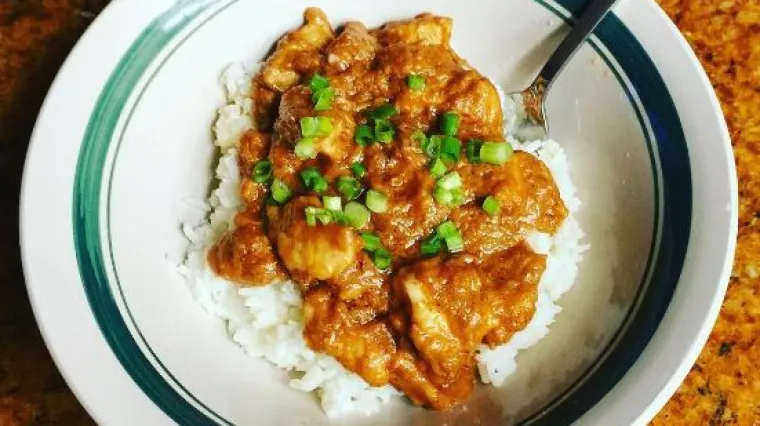 Brzinski ručak: Piletina u umaku od kikirikija s rižom