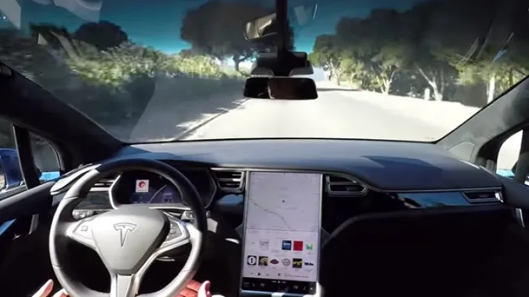 Teslin video samostalne vožnje automobila otkriva budućnost u kojoj je vozač tek putnik