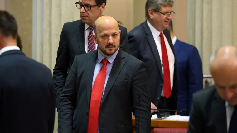 Maras prozvao vladajuće da podržavaju zatvaranje sisačke rafinerije pa ostao bez riječi i zaradio opomenu