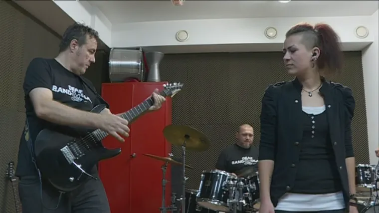 Ne čuju, ali rasturaju rock: predstavljamo vam Deaf bend Dlan!