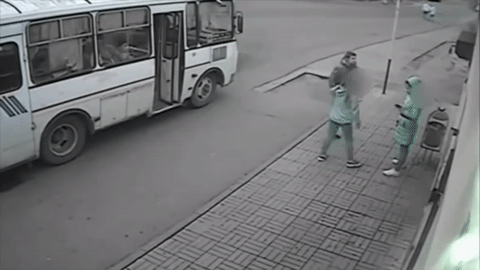 Zlostavljao djevojku pa je ubrzo shvatio kako boli &scaron;aka&nbsp;u facu