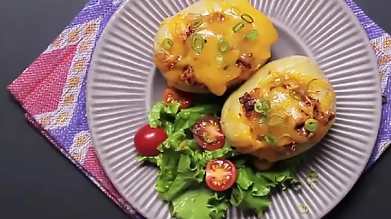 Brzinski ručak: Zapečeni punjeni krumpiri s mesom, paprikom i sirom