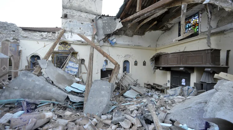 U Italiji tijekom noći zabilježeno stotinjak manjih potresa, tre&scaron;nja tla mogla bi trajati mjesecima