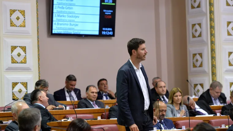 Pernar: 'Čujem da Hrvatska &scaron;alje vojsku u Rusiju? Neka zastupnici koji to podržavaju uzmu uniforme i odu tamo'
