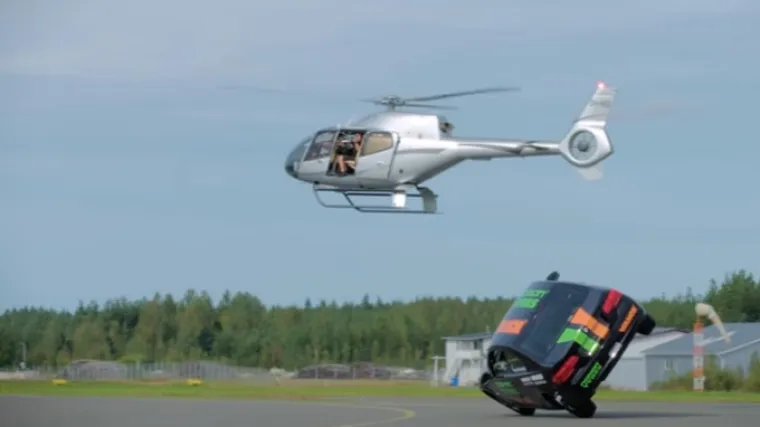 Sru&scaron;io rekord u brzini vožnje automobila na dva kotača