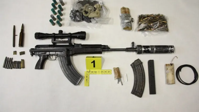 Policija kod 19-godišnjaka pronašla automatsku pušku s optikom i prigušivačem, eksploziv...