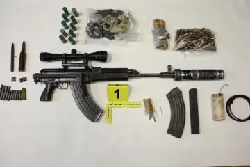 Policija kod 19-godi&scaron;njaka prona&scaron;la automatsku pu&scaron;ku s optikom i prigu&scaron;ivačem, eksploziv...