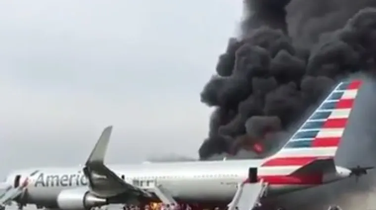 Avion se zapalio kod polijetanja, putnici iskakali kroz gust oblak dima