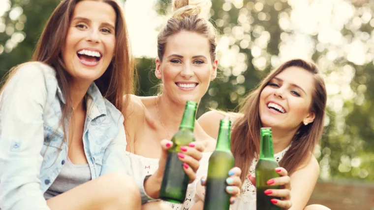 Smanjuje nadutost, proljep&scaron;ava kožu... Evo predobrih razloga za&scaron;to bi žene trebale piti pivo